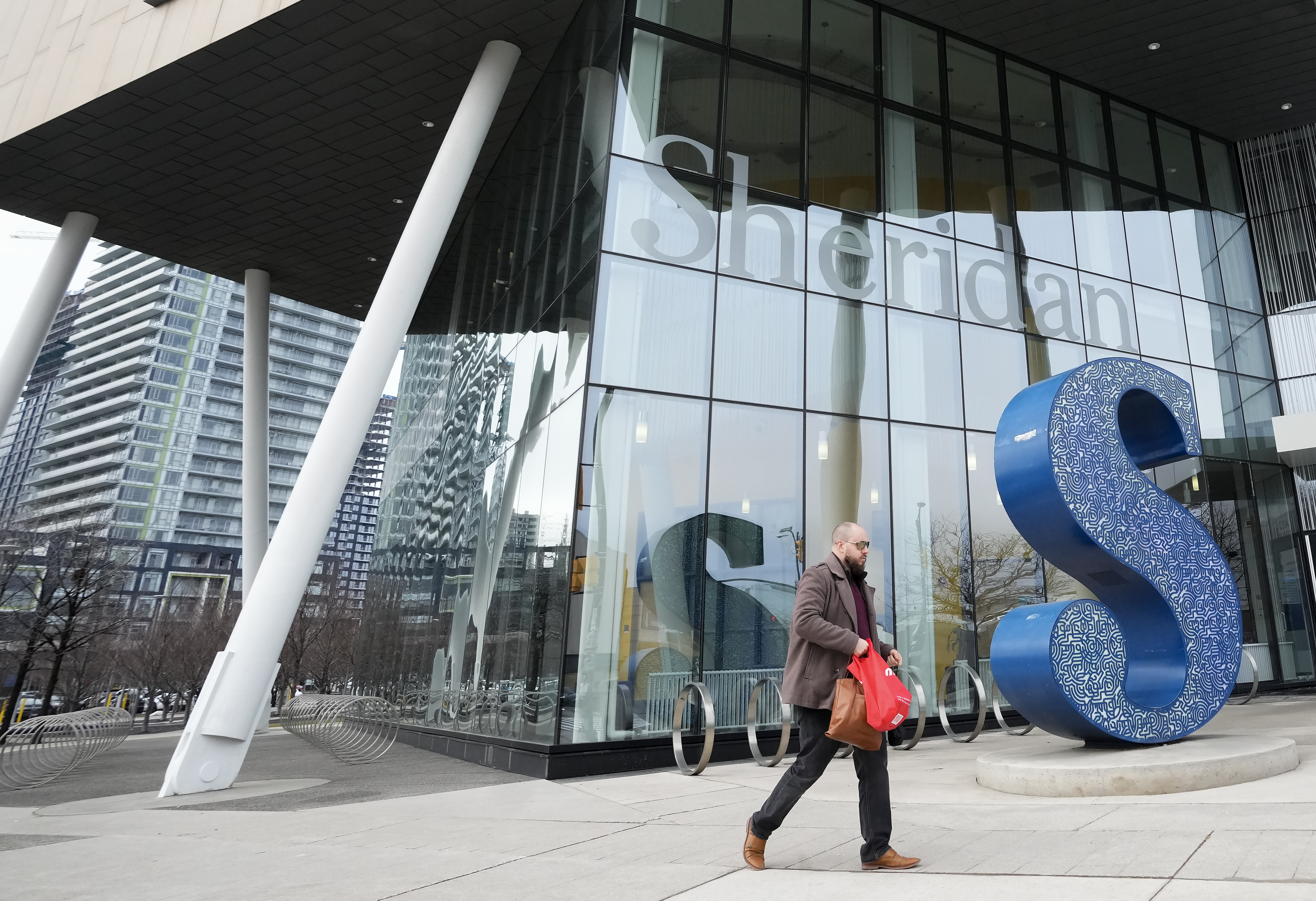 Федералното правителство предоставя на институциите след средното образование достъп до