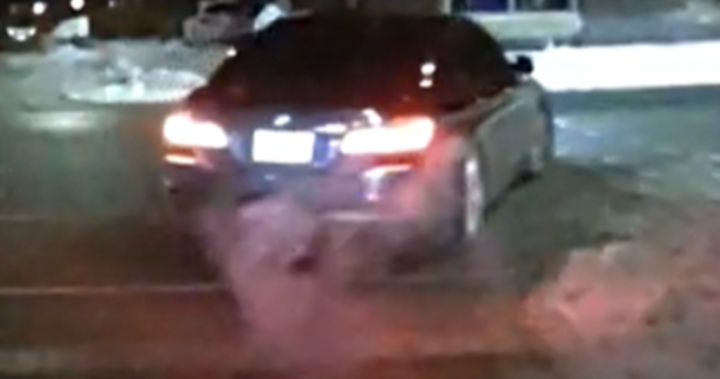 Полицията издирва превозно средство, избягало от спирка в Питърбъро, Онтарио.