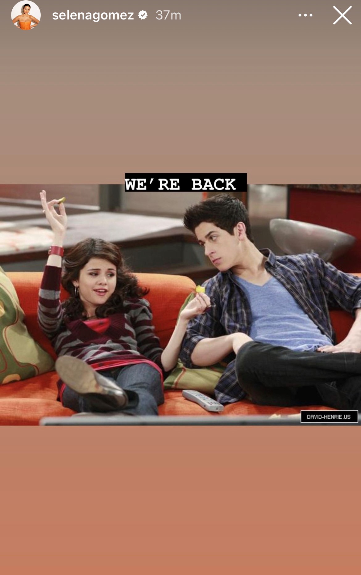 Selena Gomez' Instagram story. It is a photo of she and David Henrie lounging on a couch.