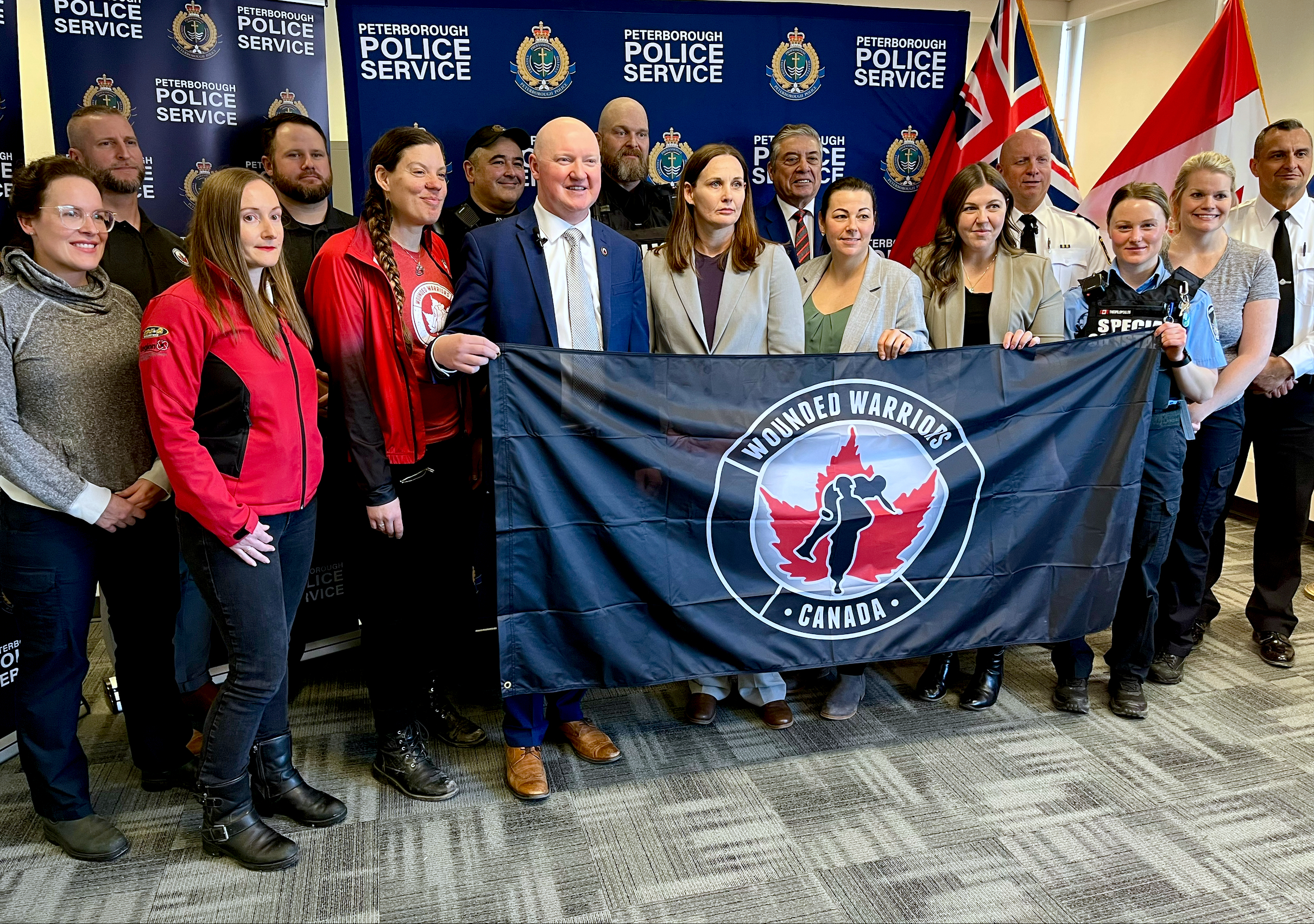 Служителите на полицията на Питърбъро и служителите на първа линия