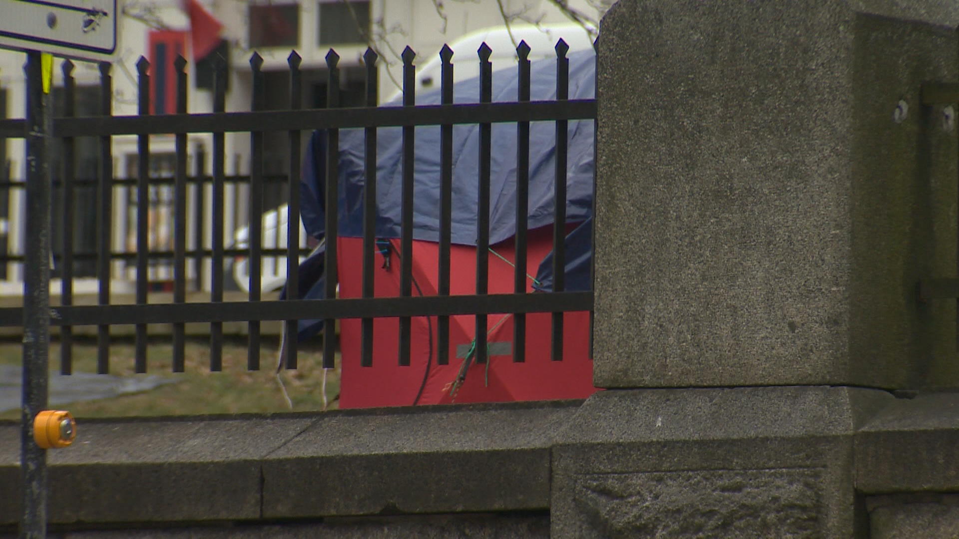 След обещание от октомври 2023 г да има навеси за