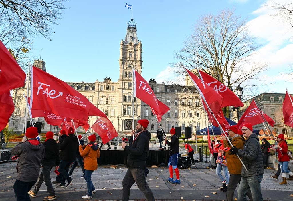 Quebec’s FAE teachers union accepts labour deal by narrow margin
