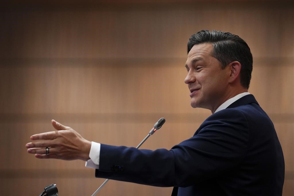 Лидерът на консерваторите Пиер Поилиевр казва че планира да купи