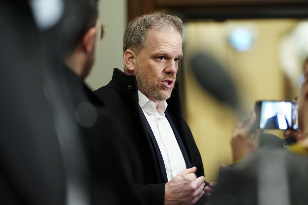 Министърът на здравеопазването Марк Холанд казва че правителството трябва да