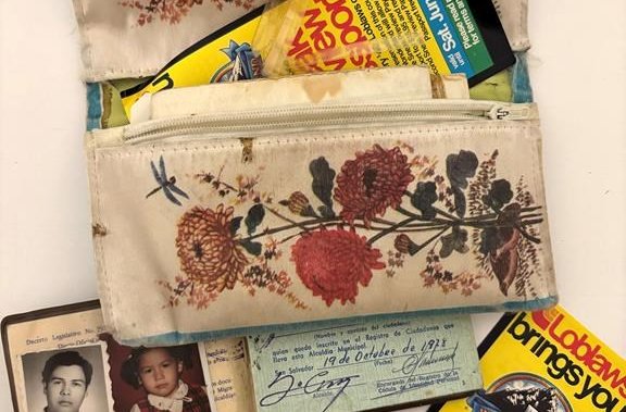 „Като капсула на времето“: Забравеният портфейл на жена, намерен в мола в Торонто 40 години по-късно