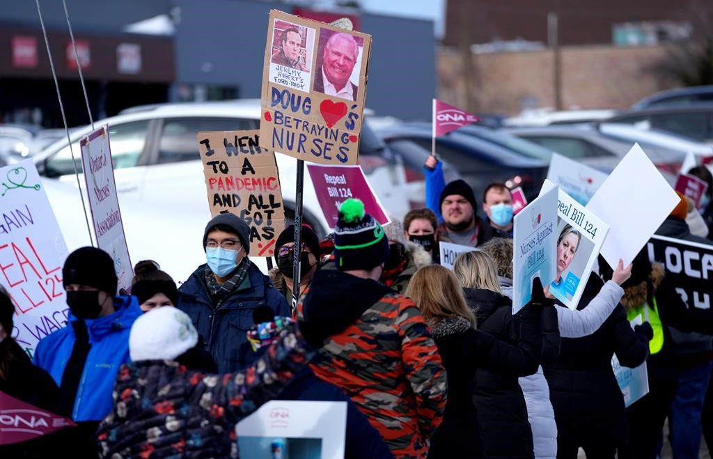Хиляди служители в публичния сектор чиито заплати бяха ограничени от