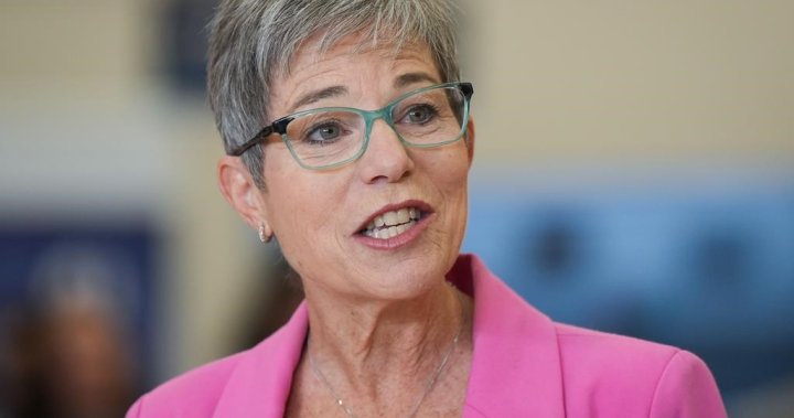 MLA Селина Робинсън напуска събранието на NDP на фона на последиците от напускането на кабинета, коментари на Израел