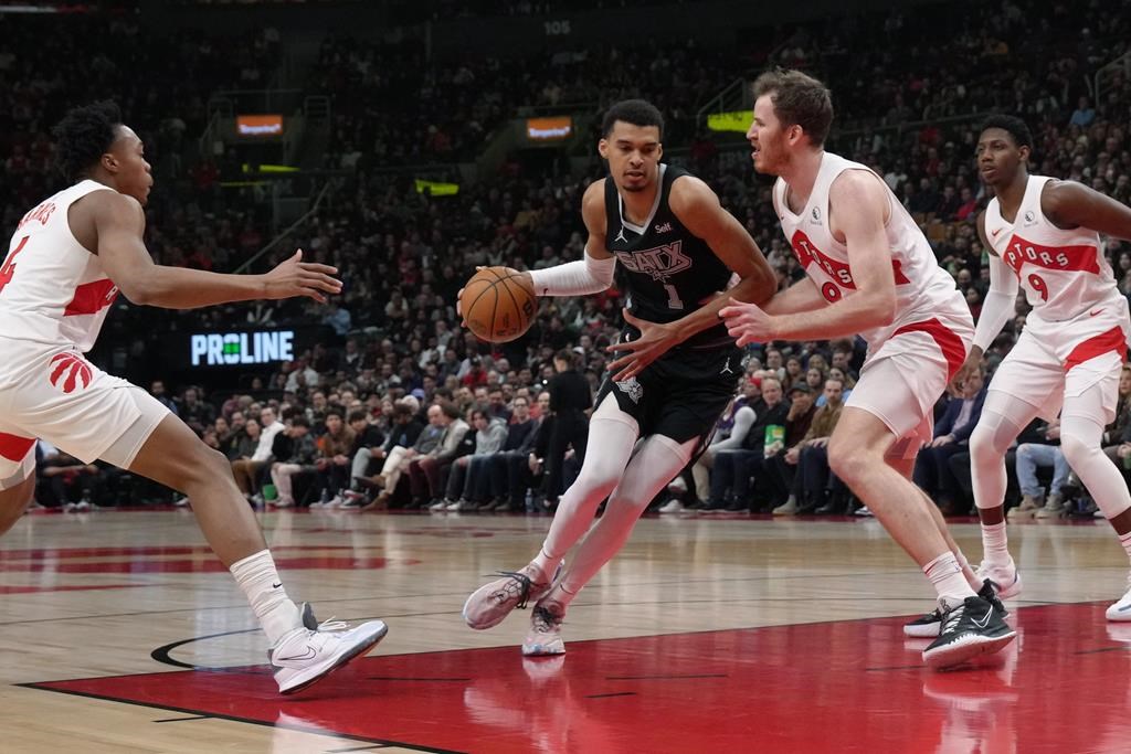 ТОРОНТО – Виктор Уембаняма направи трипъл дабъл за да даде сили