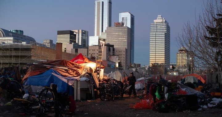 Разрушаването на лагери за бездомни нарушава правата на човека: федералният защитник на жилищното настаняване