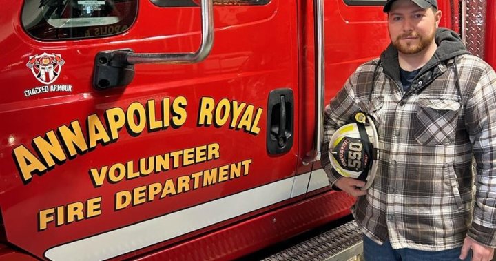 Пожарникарите доброволци казват че се чувстват безпомощни докато издържат на дълго