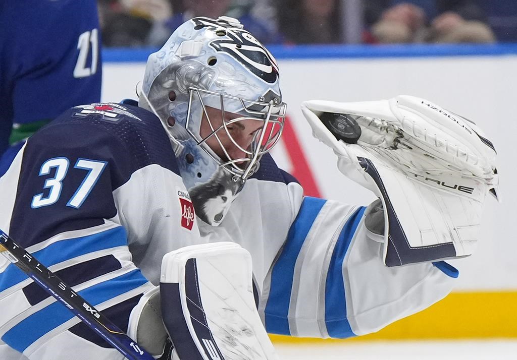 Connor Hellebuyck беше доволен да остави процеса да се развие