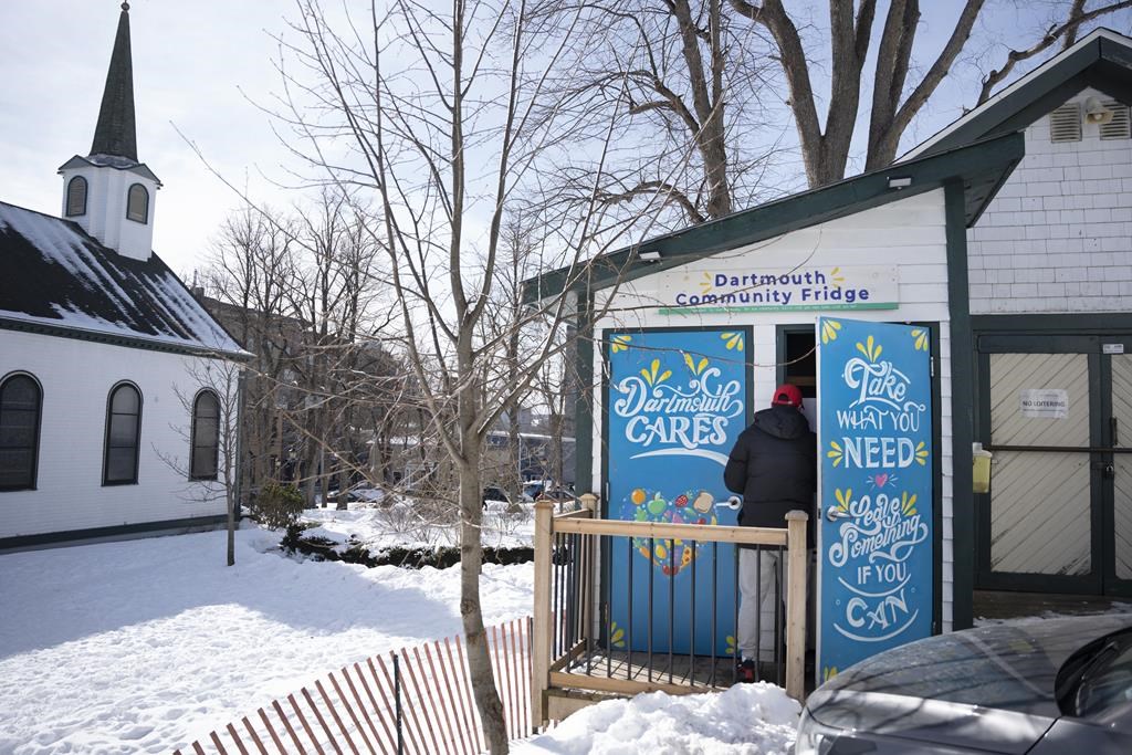 Външните хладилници и килери често боядисани в ярки привлекателни цветове