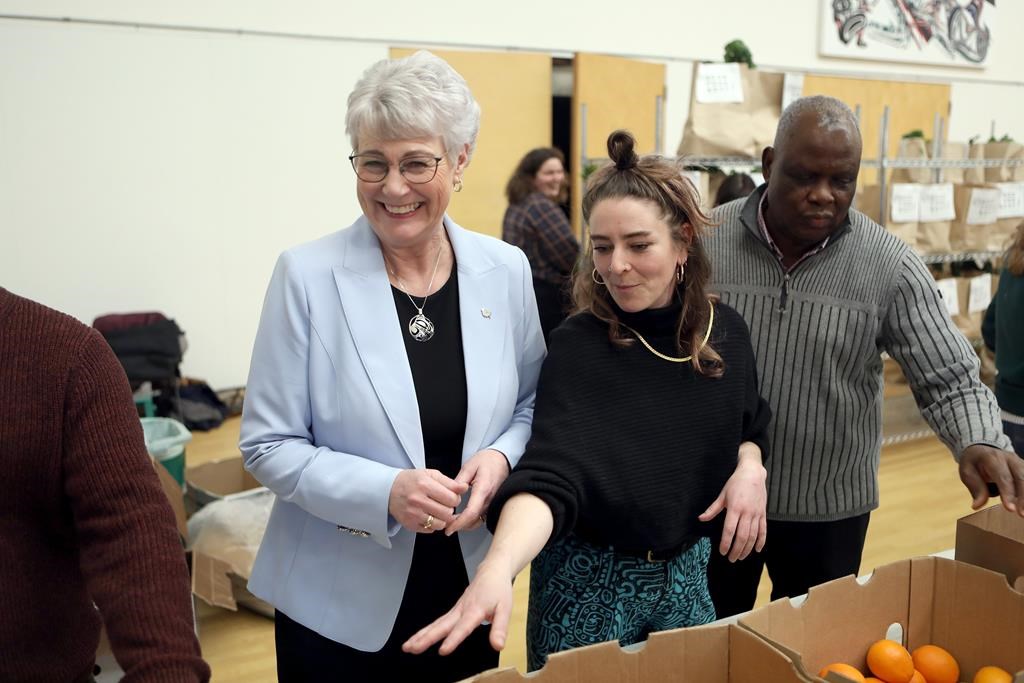 B C Министърът на финансите Катрин Конрой направи кратък поглед върху