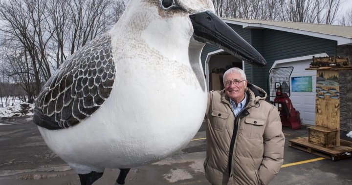 N.B. Общината похарчи 19 000 $, за да разследва съветник за гигантска статуя на птица