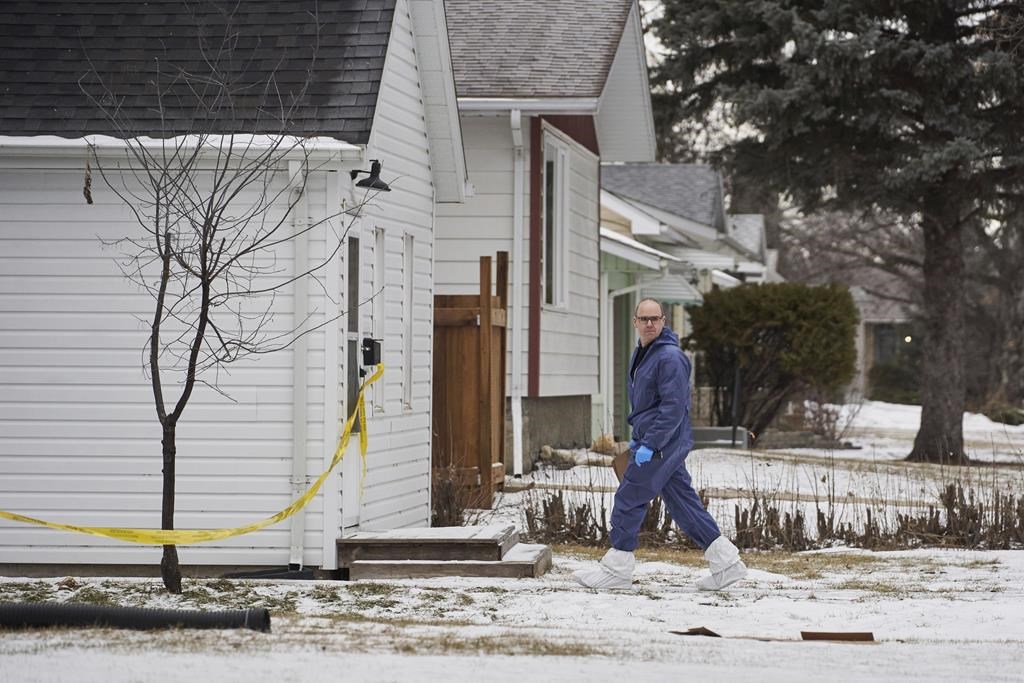 Съдия нареди мъж от Манитоба обвинен в убийството на петима