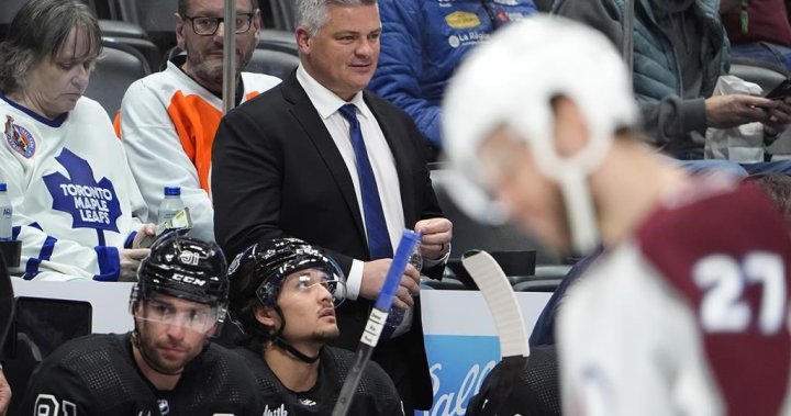 НЮ ЙОРК – NHL глоби главния треньор на Toronto Maple