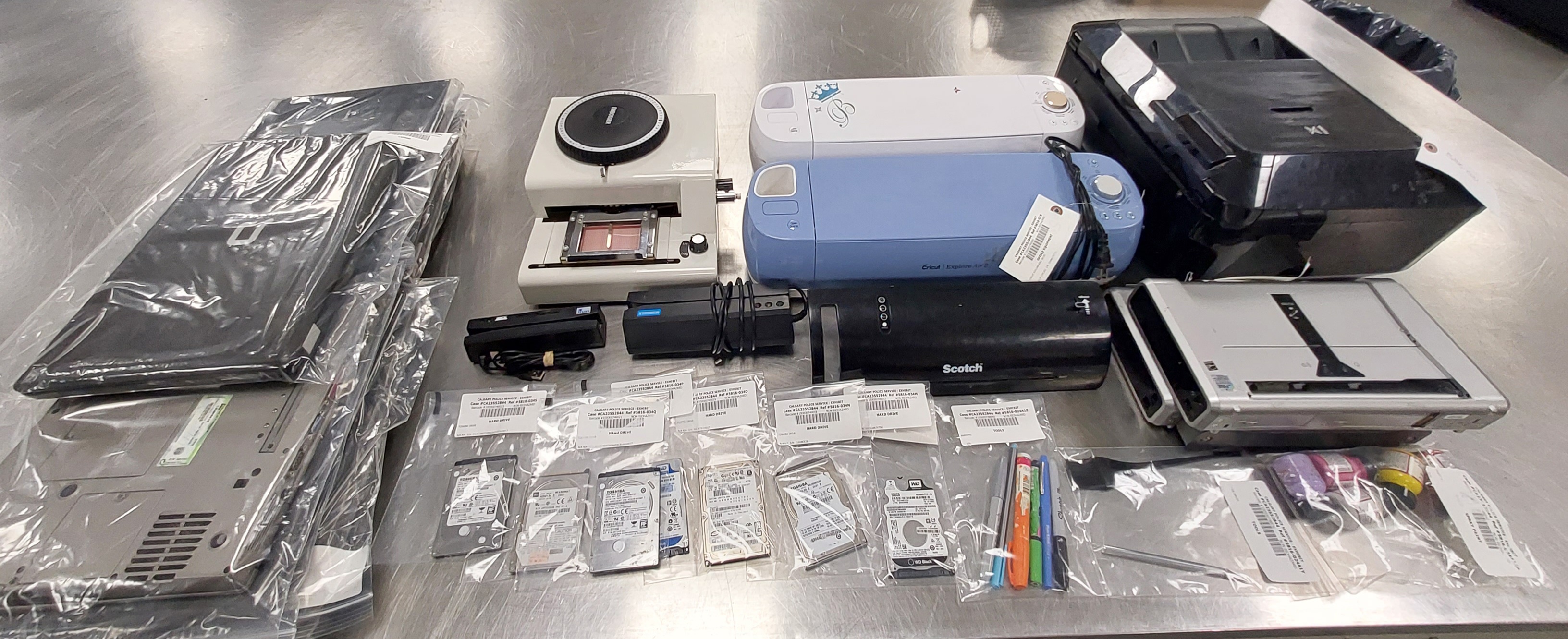 Полицията в Калгари съобщи че са повдигнати над 350 обвинения