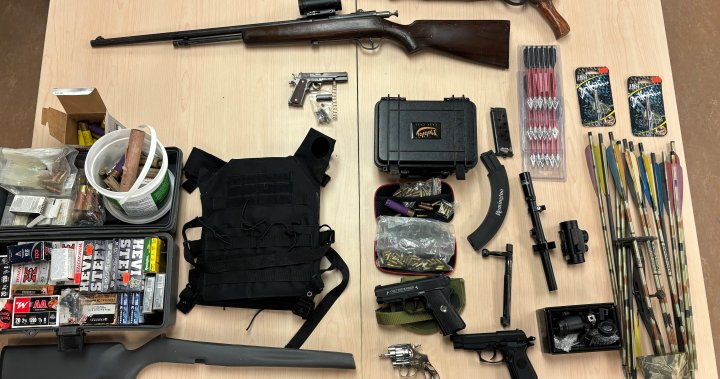 Оръжия, наркотици, открити при полицейска акция в Кингстън