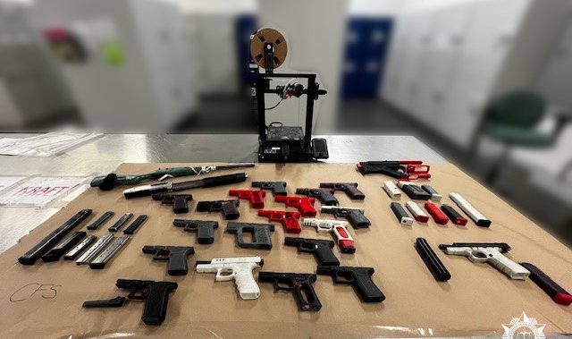 Полицията арестува предполагаема операция за производство на 3D отпечатано оръжие в Принц Джордж