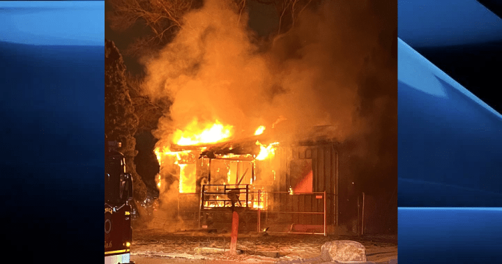 Свободен Лондон, Онтарио. къща избухна в пламъци, няма пострадали: пожарна