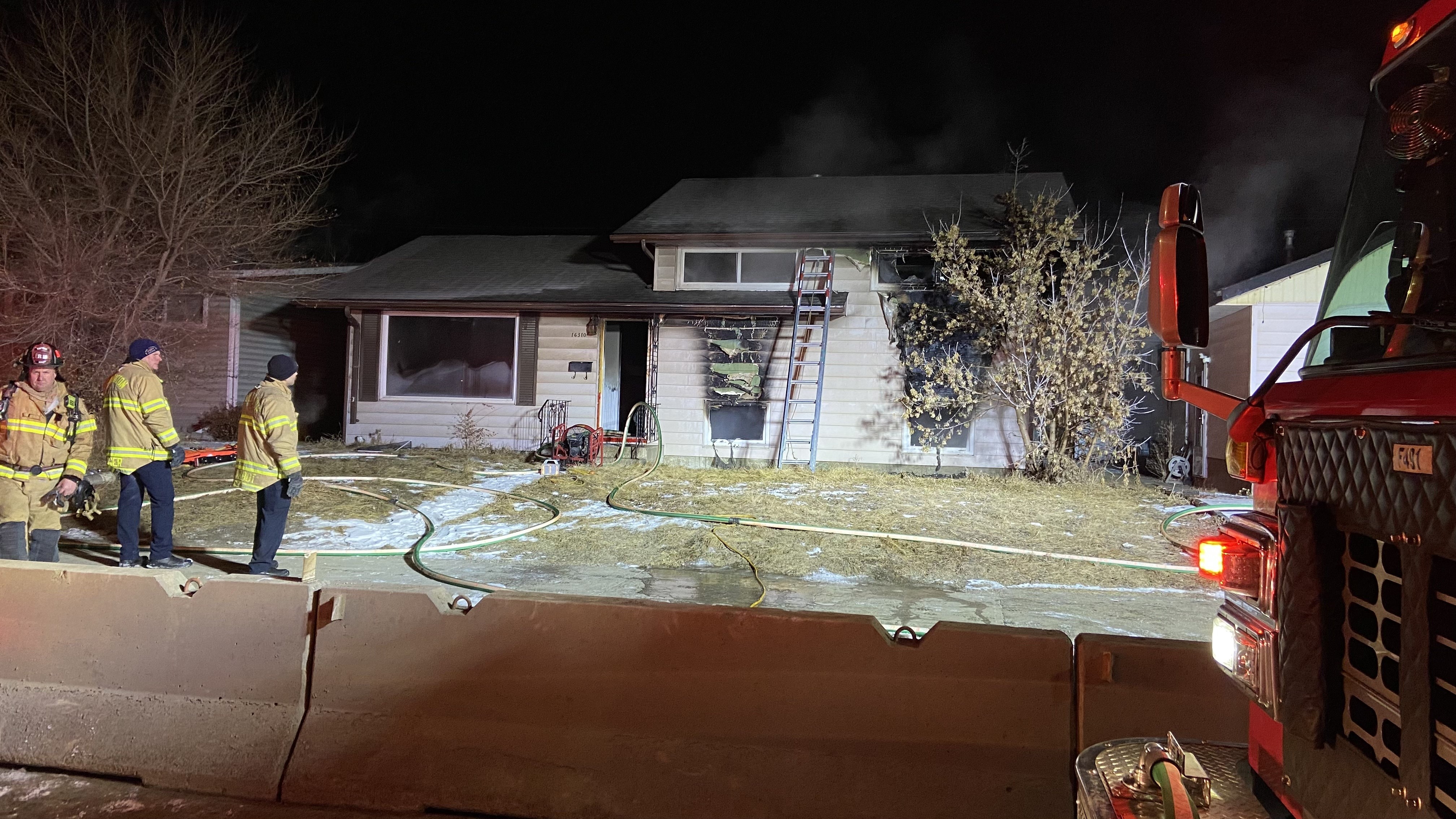 Пожарните екипи работят за да установят причината за пожара в