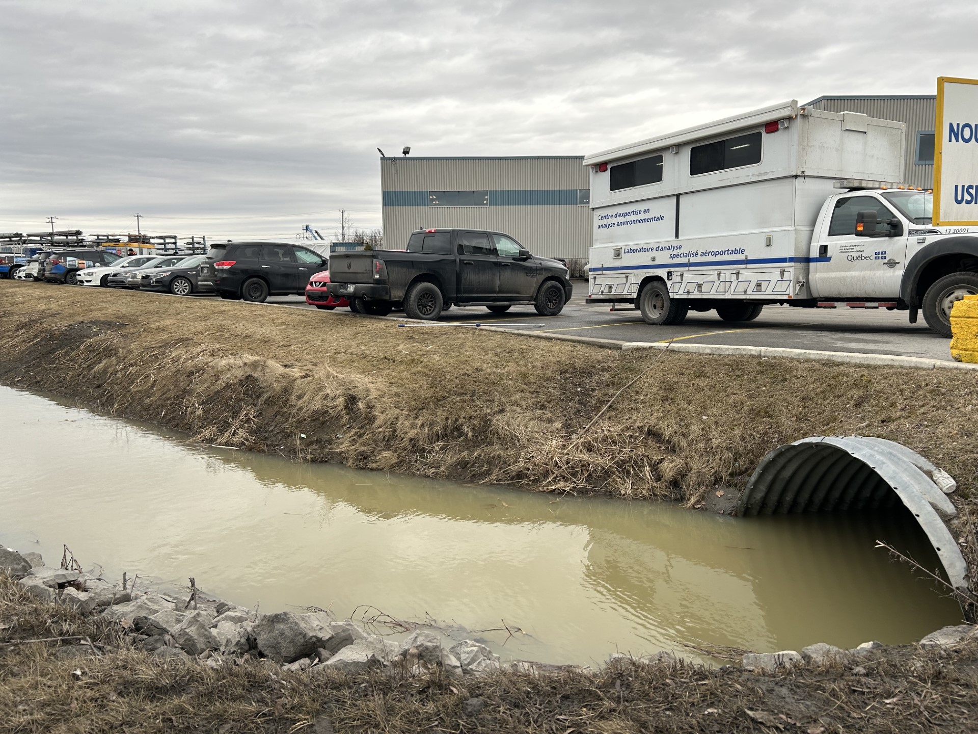Водата течаща по река Suzanne близо до Zachary Road в