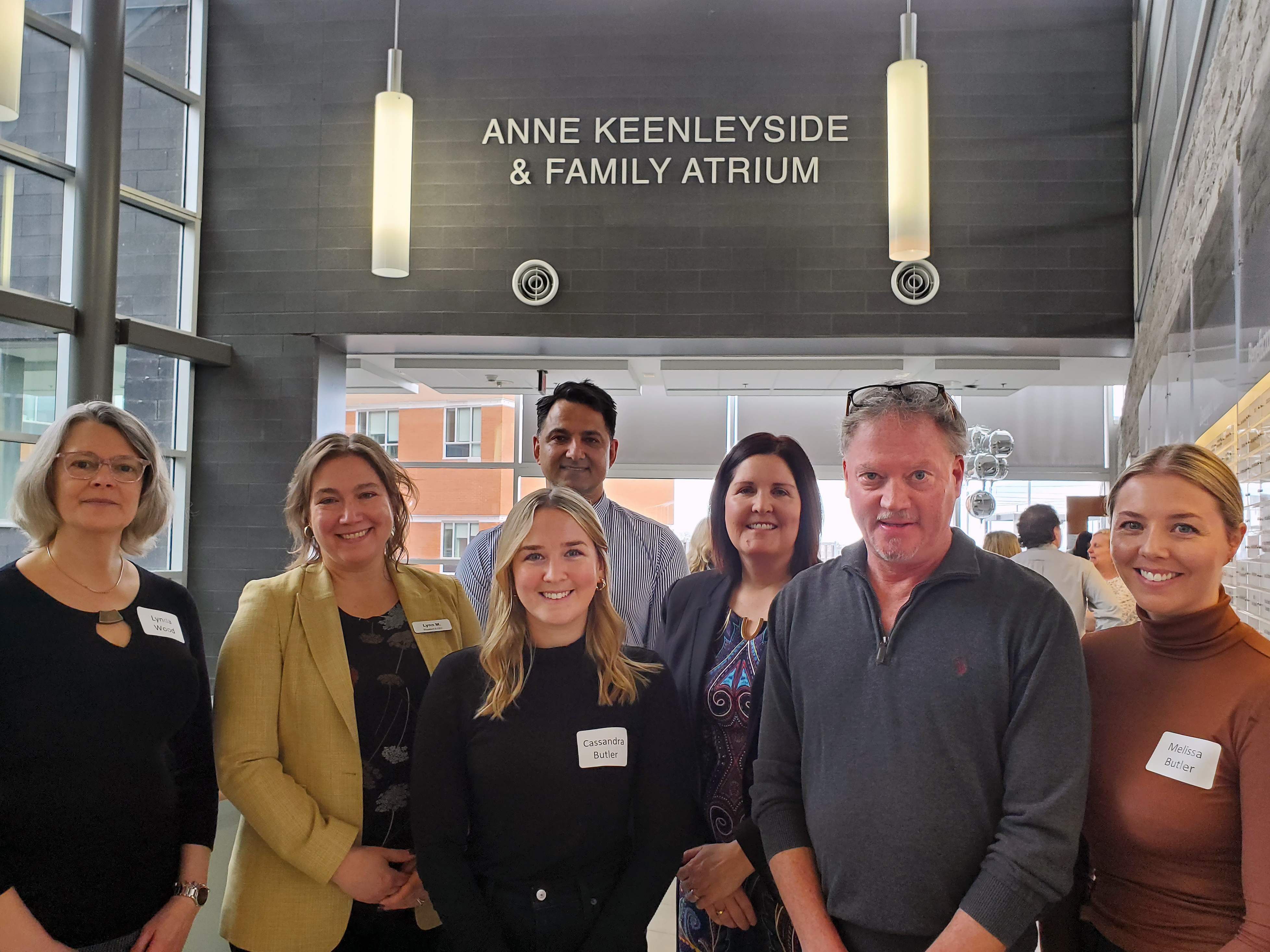 Регионалният здравен център в Питърбъроу преименува атриума си в чест