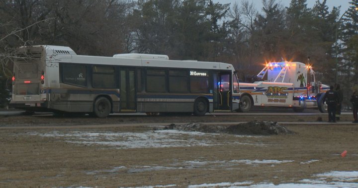 Градски автобус на Regina се сблъска със светофар след спешна медицинска помощ