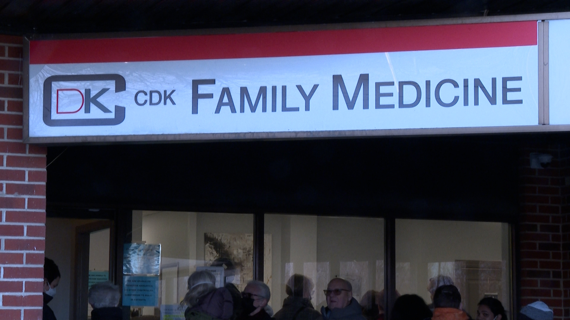 Стотици хора се наредиха на опашка в студа и дъжда