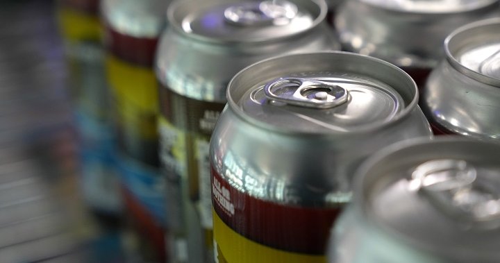 Тъй като федералните се готвят да увеличат данъка върху алкохола, Онтарио отново спира повишаването на данъка върху бирата