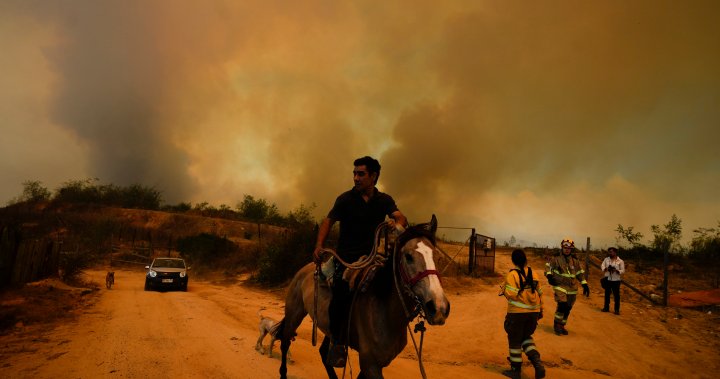 Интензивните горски пожари горящи около гъсто населен район на централно