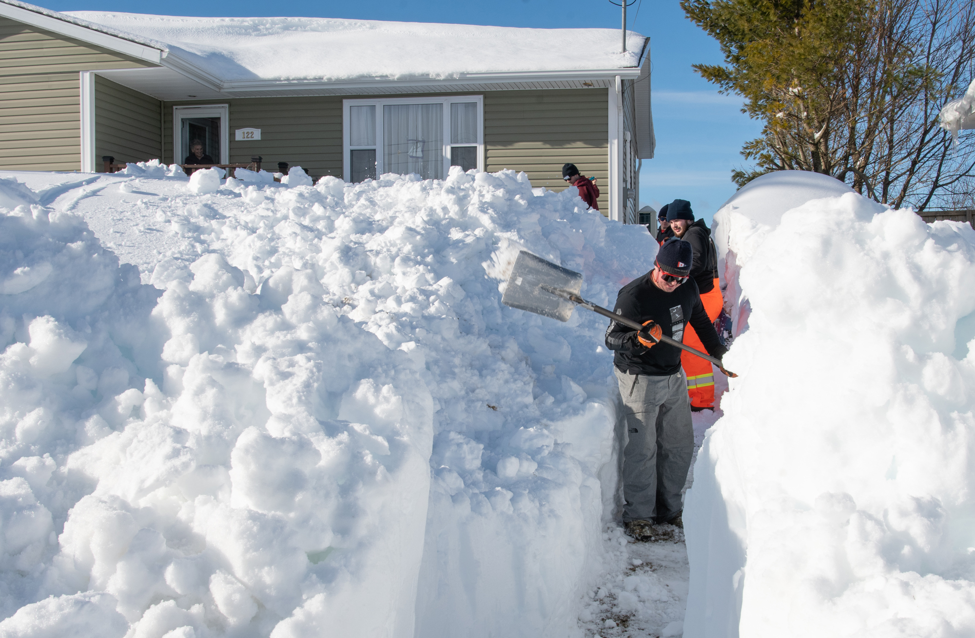 Докато Кейп Бретон продължава почистването от рекордно големия снеговалеж по рано