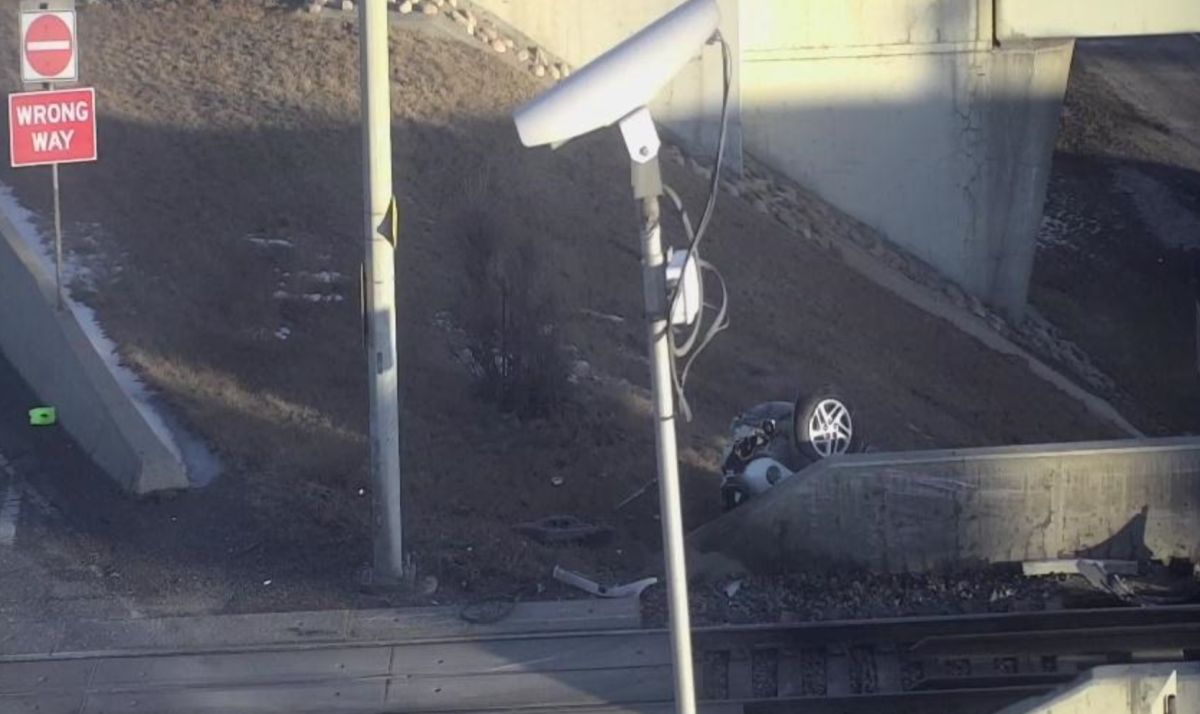 Сблъсък включващ CTrain и друго превозно средство затвори източните платна
