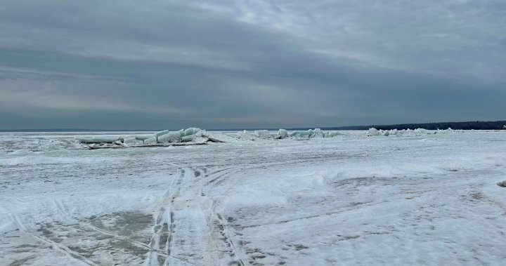 RCMP предупреждава шофьорите да се пазят от леда, след като две превозни средства пропаднаха в Calling Lake, Алта.