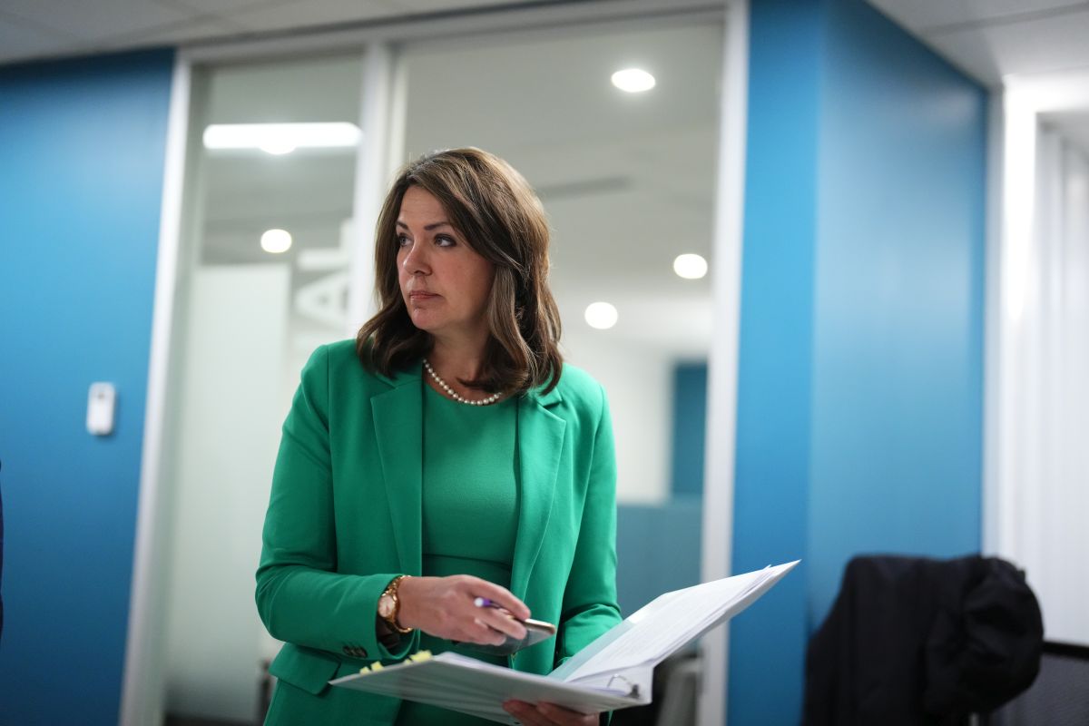 Министърът на либералната заетост Ранди Боасон каза че иска среща