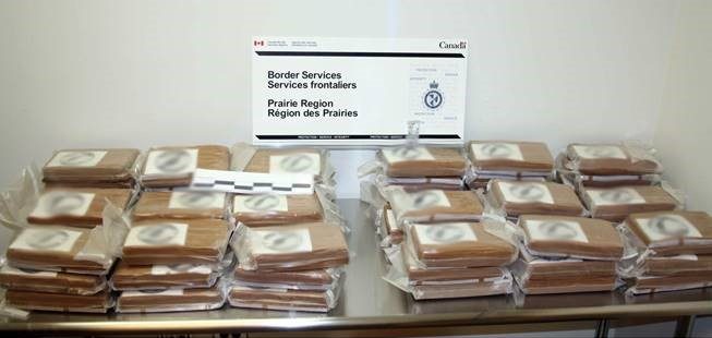 Десетки индивидуално опаковани пакети с нещо което изглеждаше като кокаин