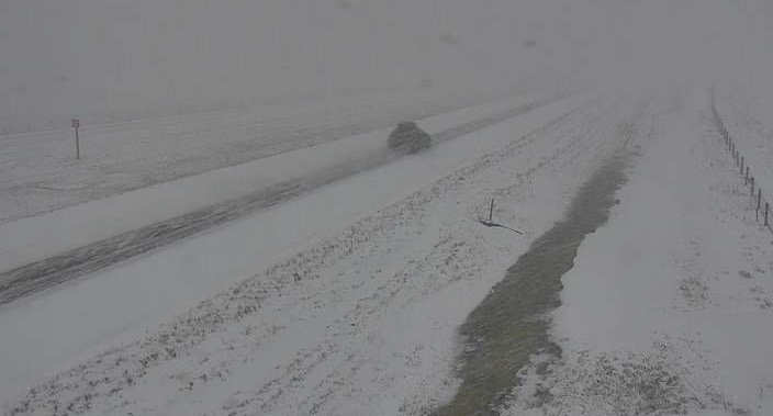 加拿大卡尔加里及周边地区发布了暴雪警报；城市以西的高速公路因事故关闭