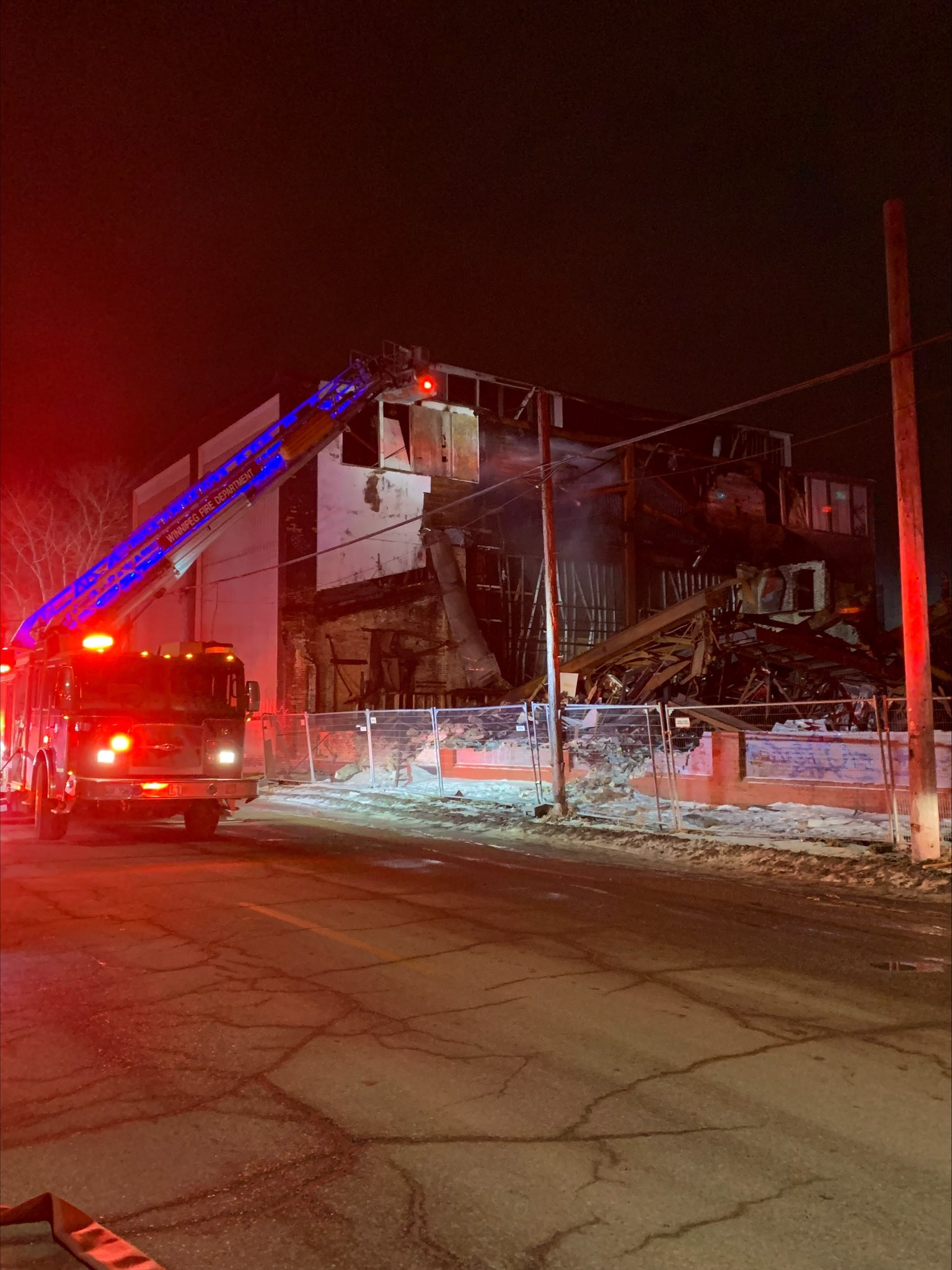 Firefighters battle blaze at vacant Winnipeg warehouse