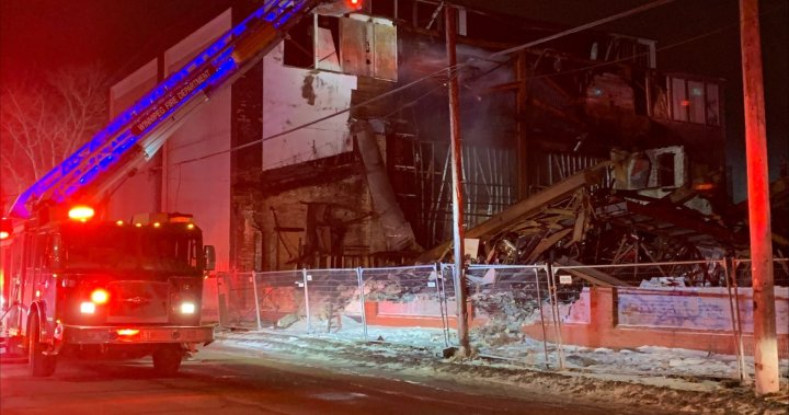 Пожарникарите се борят с пожара в празен склад в Уинипег