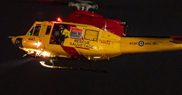 Хеликоптер спасява риболовци, заседнали на парче лед, носещи се към езерото Онтарио