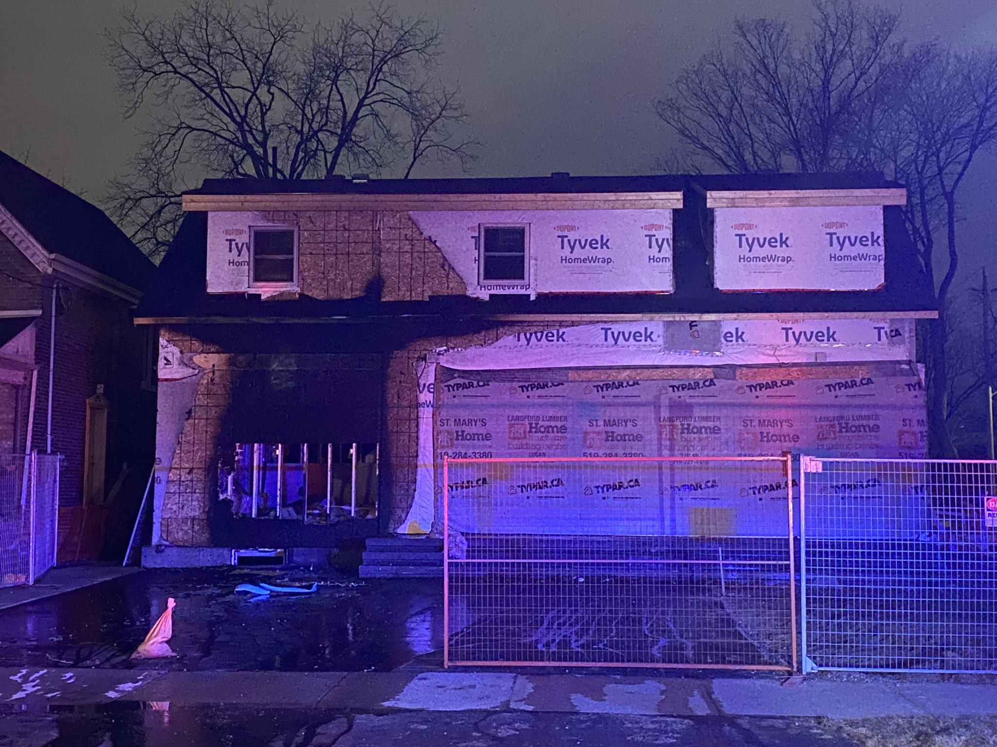 Лондон Онтарио екипите на пожарната казаха че полицията разследва пожар