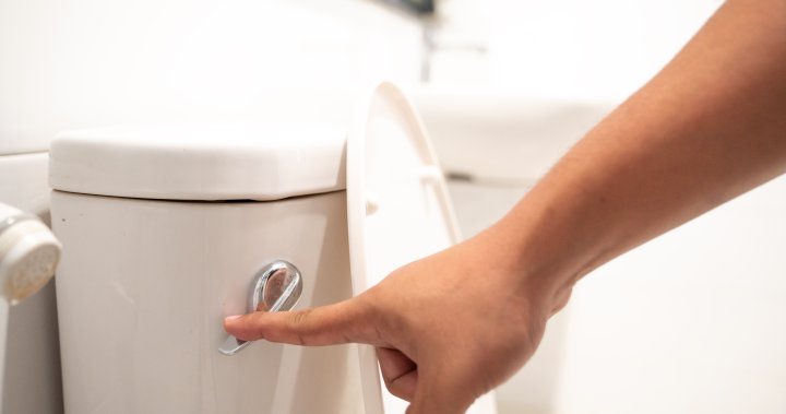 Слагате ли капака на тоалетната преди да пуснете водата? Оказва се, че може да няма значение