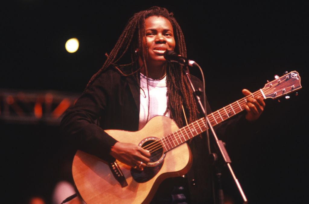 Calgary woman shocked to see Tracy Chapman playing her guitar at the ...
