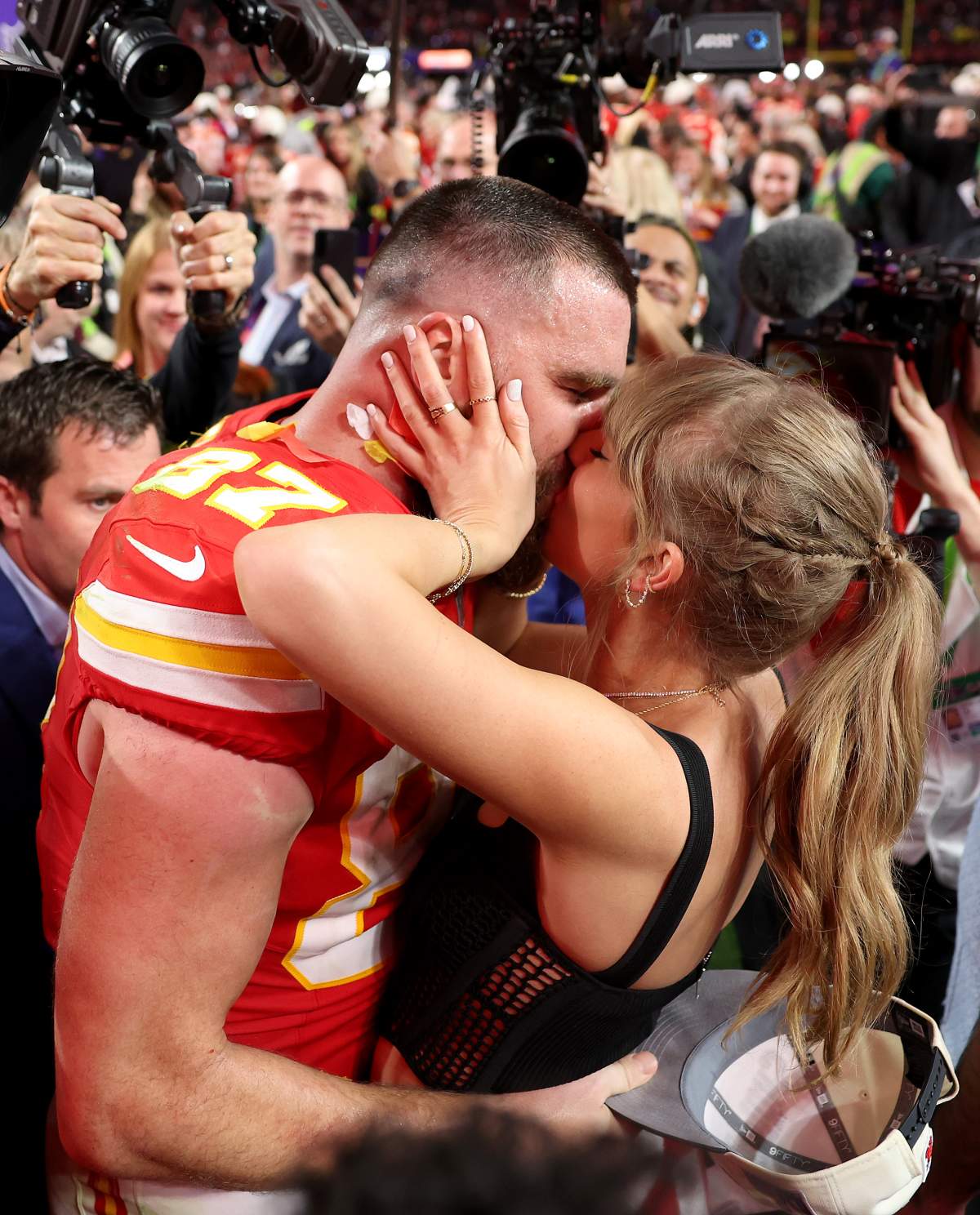 Travis Kelce and Taylor Swift kissing.