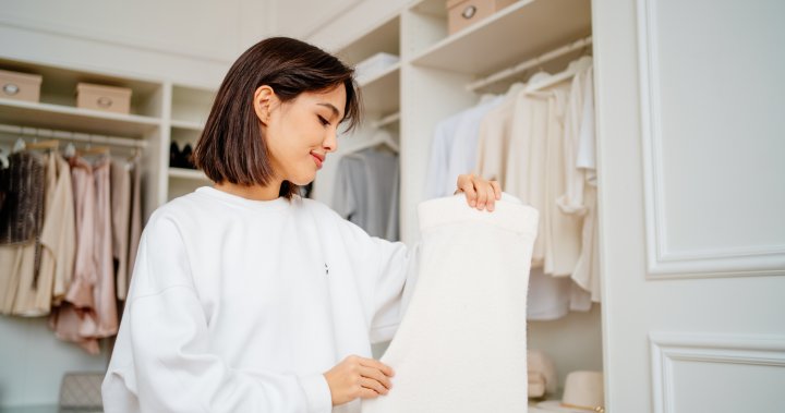 5 експертни съвета за разчистване на гардероба ви (плюс висящи хакове!)