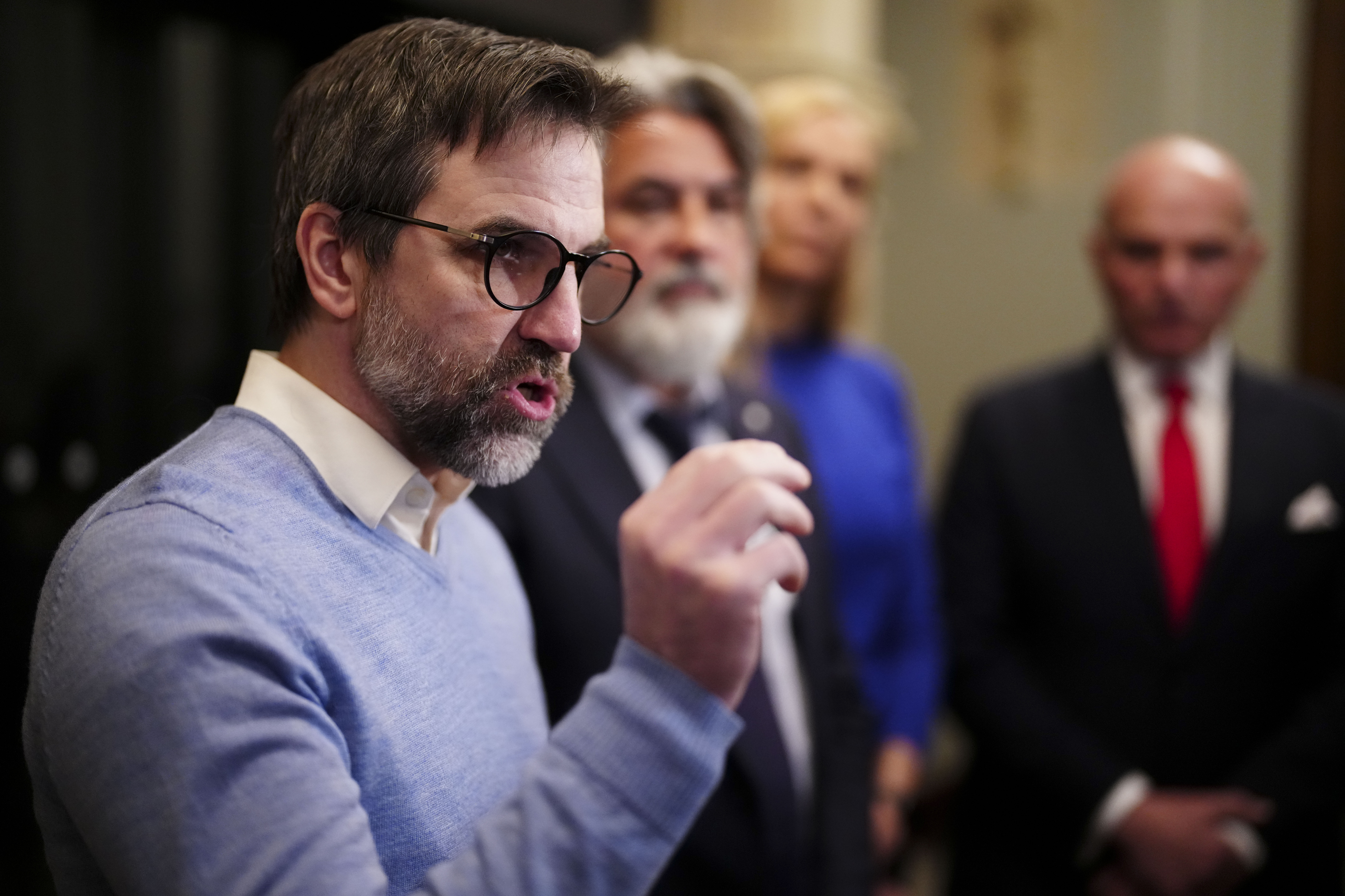 Министърът на околната среда Стивън Гилбо беше помолен в комисия