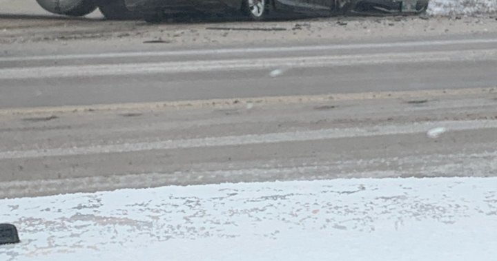 Един човек в болница след сблъсък на училищен автобус, кола на магистрала 59