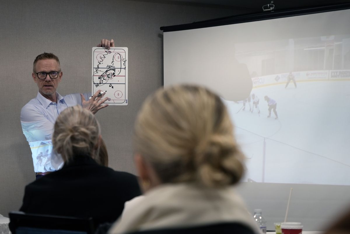 Първият сезон на новата Професионална женска хокейна лига все още