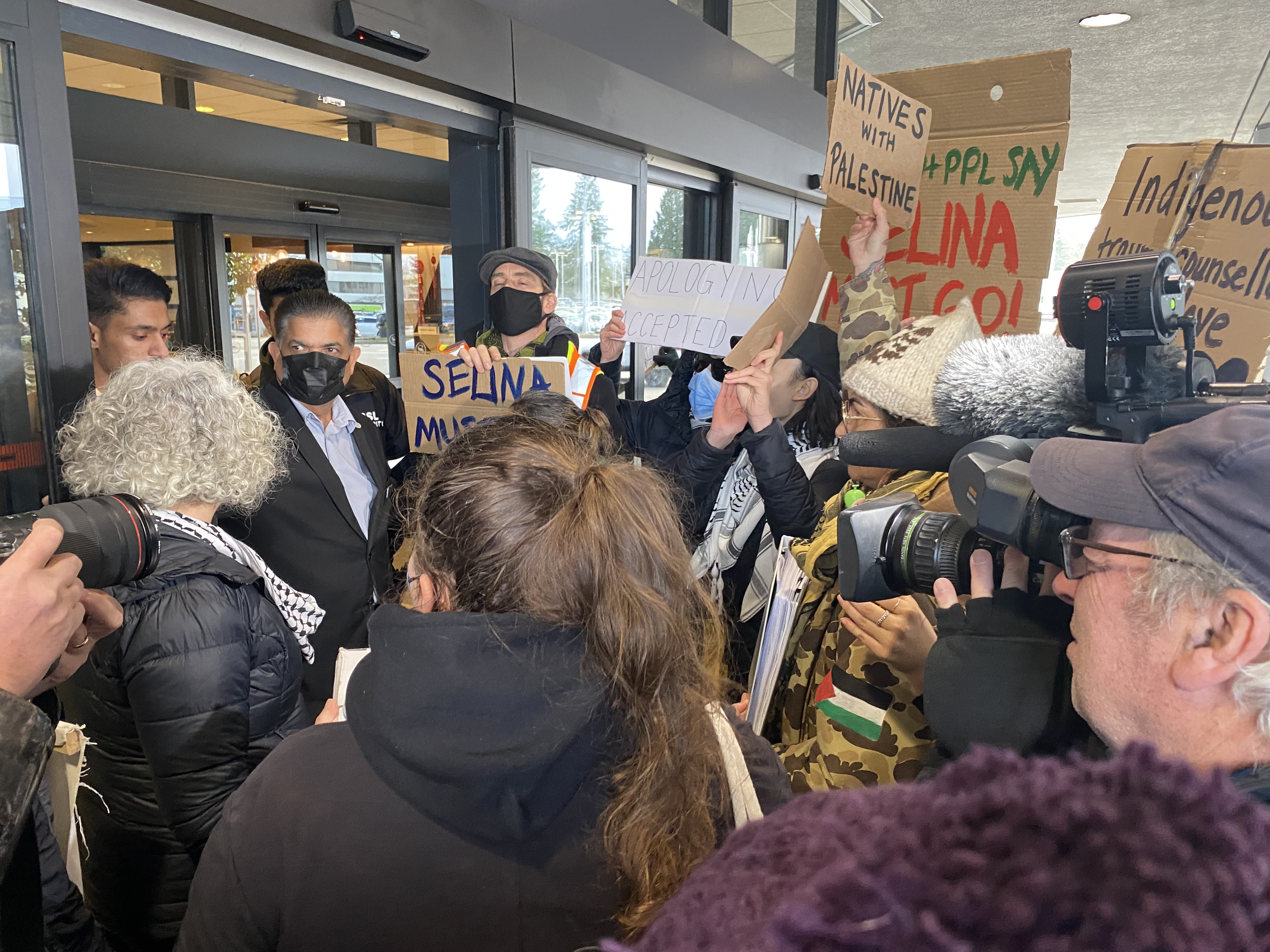 Десетки хора се появиха за да протестират пред събранието на