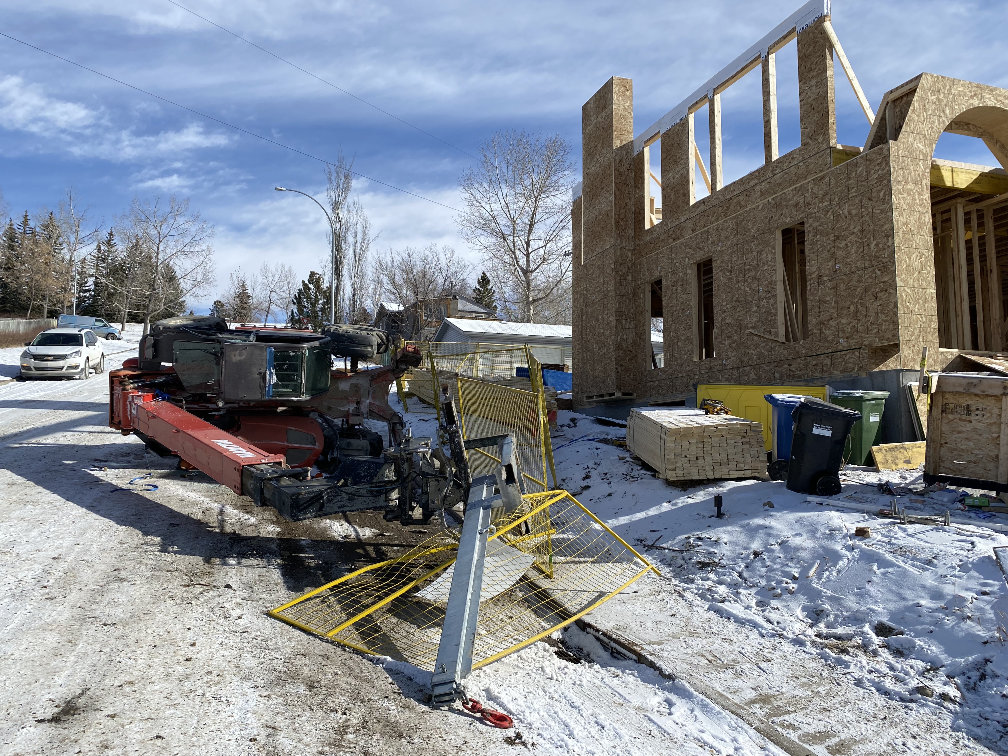 Спешни екипи бяха на мястото на инцидент с кран в